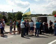 На коленях и со слезами на глазах: в сети показали, как Львовщина встретила погибшего героя
