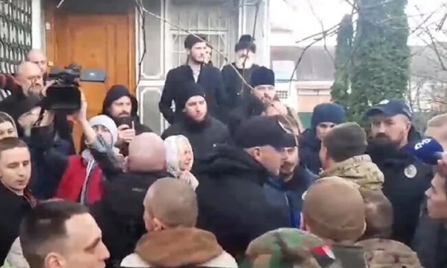 Люди возле церкви МП в Хмельницком. Фото: скриншот с видео