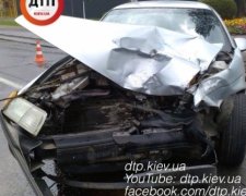 Під Києвом легковик зіткнувся з вантажівкою, є постраждалі