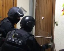 Батьки спалили прийомних дітей, коли вони втомилися працювати