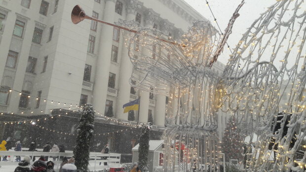 Офіс президента, новорічне містечко - фото Знай.ua
