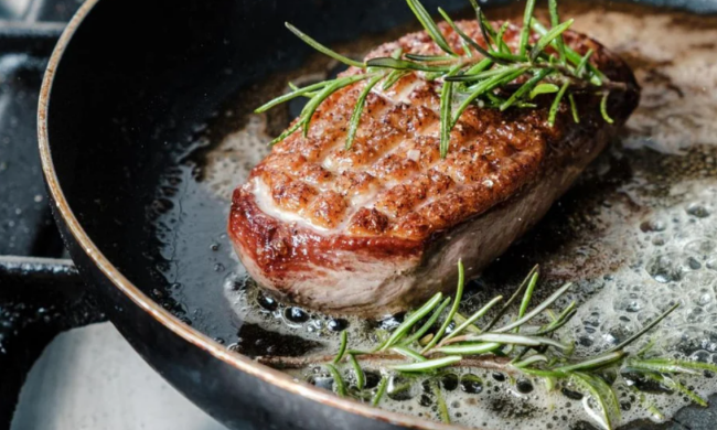 Мясо на сковороде