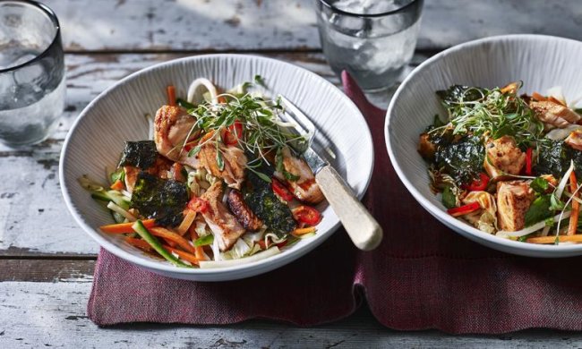 Салат з лососем і соєвим соусом: швидкий і дуже корисний рецепт