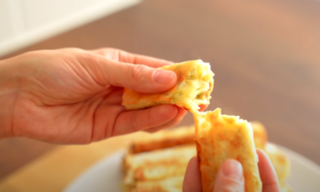 Трубочки из лаваша с творогом. Фото: скрин видео