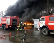 НБУ окутал густой дым, на месте толпы людей и пожарные
