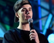 Бібер красиво впав на сцені