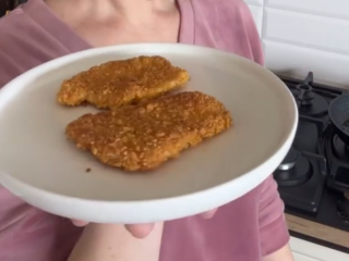 Куриные отбивные и кукурузной крошки, кадр с видео