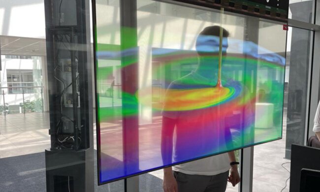 Прозрачный телевизор / фото: скриншот Youtube