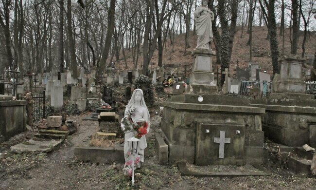 Ничего святого: во Львове ловят "красную шапочку", которая грабит мертвых, - возмутительные кадры