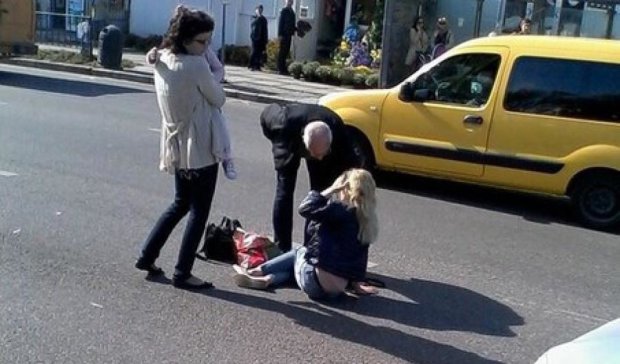 Водитель в Львове сбил на пешеходном переходе женщину с ребенком (фото)