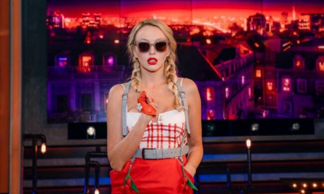 Соблазнительная Полякова в костюме кошки вообразила себя хищницей