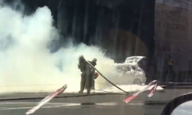 У Києві серед білого дня дотла згорів автомобіль