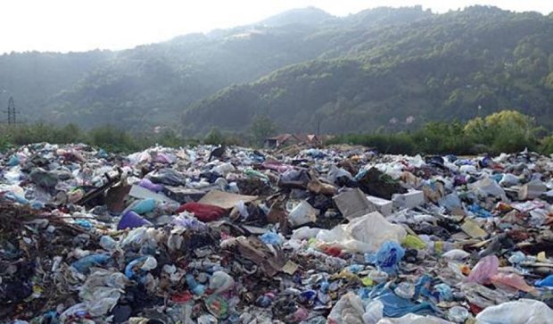 Мальовниче місце на Закарпатті перетворилось на сміттєзвалище (фото)
