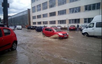 Київ затопила велика вода: транспорт пливе, виходити небезпечно