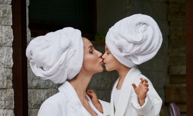 Лобода с дочкой Евой превратились в мяукающих зайчиков, фанаты запутались: "Какие шладкие"