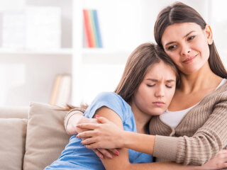 Подростки и родители, дети, поддержка, забота, соболезнования, объятия. Фото УП. Жизнь