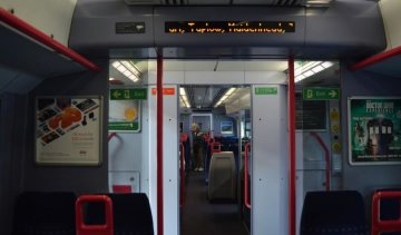 У лондонській електричці пасажири влаштували подвійну бійку (відео)