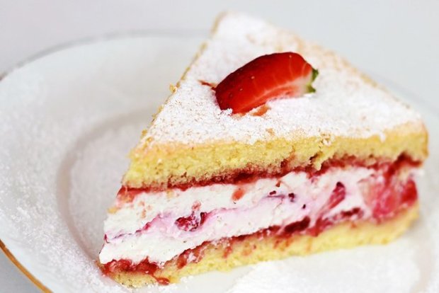 Клубничный торт "Виктория" на День матери: рецепт нежного десерта, который тает во рту - обожала сама королева Англии