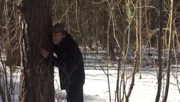 Обіймання дерев, скріншот: YouTube