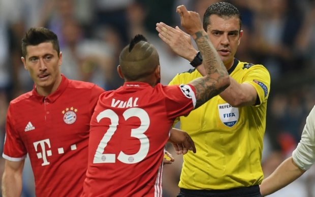 Три футболісти Баварії прорвалися в суддівську: в ситуацію втрутилася поліція 