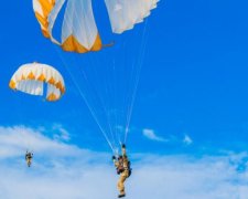 Під Києвом трагічно загинув парашутист: фото