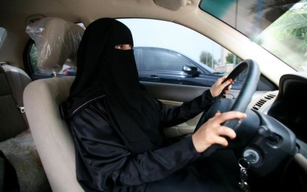 Арабская принцесса за рулем кабриолета взорвала мозги всех мужчин: фото