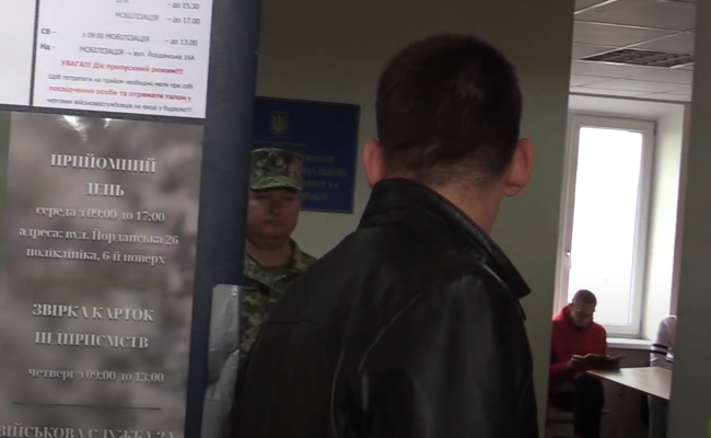 Визит в ТЦК. Фото: скрин youtube