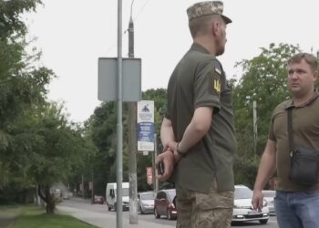 Работник ТЦК и СП общается с мужчиной по поводу бронирования и отсрочки