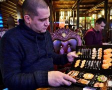 Любитель суші витягнув із себе монстра: кадри не для слабкодухих