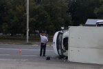 Харківський водій потрапив у халепу посеред дороги, городяни допомагають збирати - "Яйця на волі"