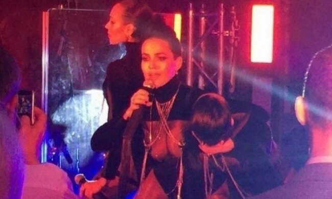 Даша Астафьева станцевала топлесс перед депутатами 