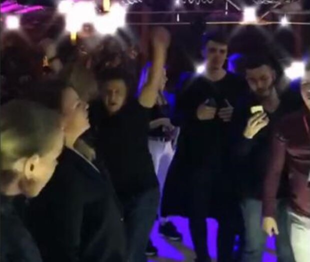 Зеленский в клубе, кадр из видео