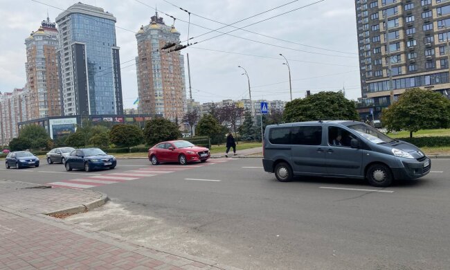 Машины на дороге, фото Знай.ua