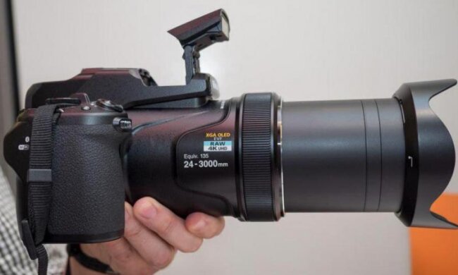 Nikon Coolpix P1000: такого великого ви ще не бачили