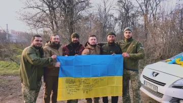 Отец Андрей Романюк передает церковный колокол духовному центру воинской части