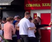 Кияни масово увірвалися до секонд-хенду: "Двері в Європу"