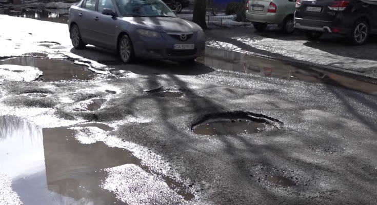 Ями на дорогах. Фото: скрін youtube