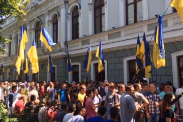 Киянину дісталося за плакат із Порошенком: відео