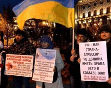 Що відбувається? Десятки росіян вийшли на вулиці з прапорами України