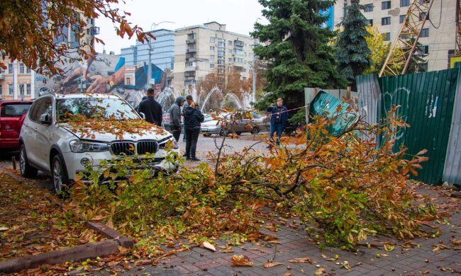 У центрі Києва гігантський будівельний кран втратив рівновагу і впав на людей: перші кадри