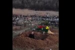 У Харкові неадекват поліз у могилу заради лайків в TikTok: "Жесть, нічого святого"