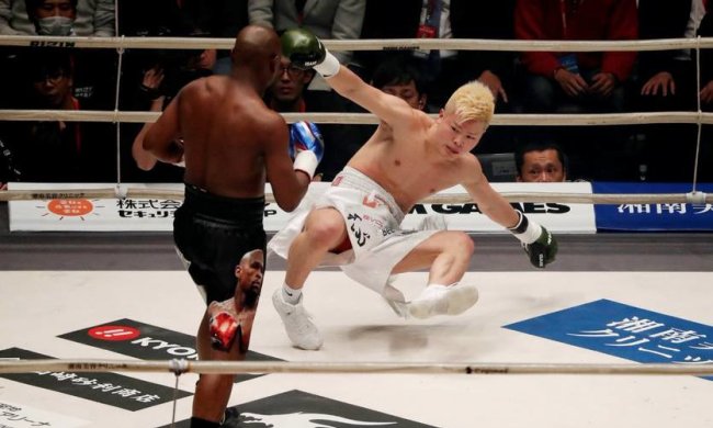 20-річний Тенсін Насукава достроково програв у бою проти Флойда Мейвезера