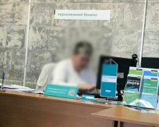 Менеджерка "Ощадбанку" тицьнула бабці дулю під носа замість допомоги: "У нас карантин!"