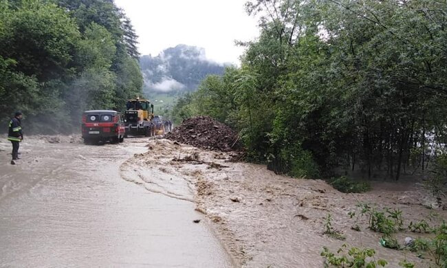 Большая вода ударила по Прикарпатью с новой силой — дороги затоплены, мостов нет