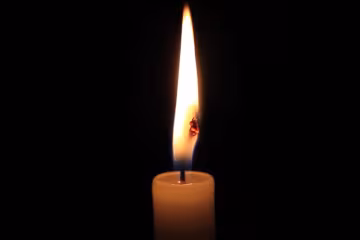 Палаюча свічка, кадр з відео: YouTube
