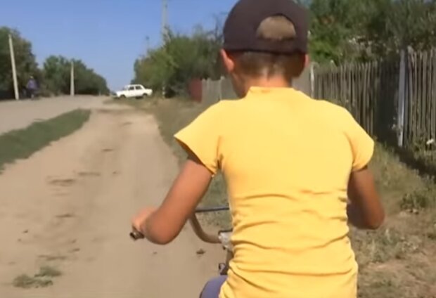 Підліток на велосипеді, кадр з відео
