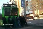 Харків'яни приволочили на роботу тролейбус замість себе