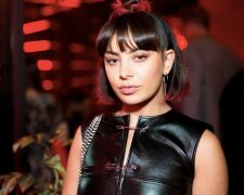 Британська співачка Charli XCX підпалила Mercedes на київській Троєщині: брутальне відео