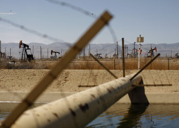 Видобуток нафти, паливо, бензин \\ фото Getty Images