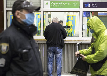 У метро, фото з відкритих джерел